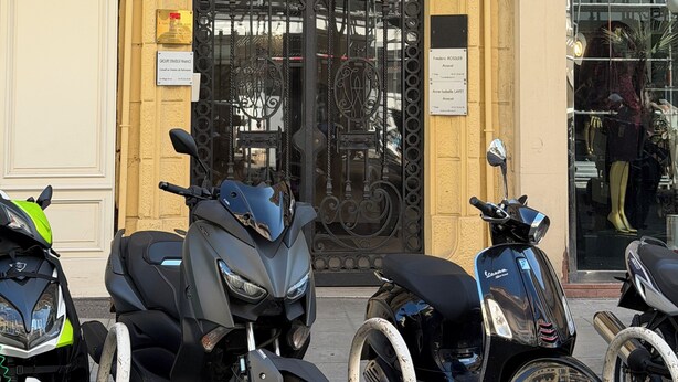 Entrada de un edificio con una reja de hierro forjado, un letrero que dice 'William's' y el número '33' sobre la puerta.