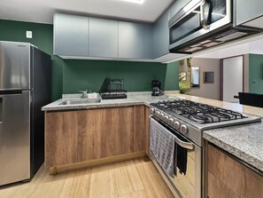 Fridge, microwave, oven, stovetop - 23-GH3 2 BR 2.5 Baths Private Patio Roma Norte (Ciudad de México)