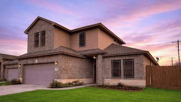 House (4 Bedrooms) | Exterior