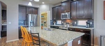 Rhumba by Avantstay Game Room + Bakyard Oasis + Outdoor Dining Near Beaches and Downtown