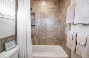 Hair dryer, towels, soap, toilet paper - KO'OLAU - Tranquil escape with stunning views. (Kaneohe)