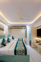 Luxury Üç Kişilik Oda | Odada kasa, masa, dizüstü bilgisayar çalışma alanı, güneşlik/perde 