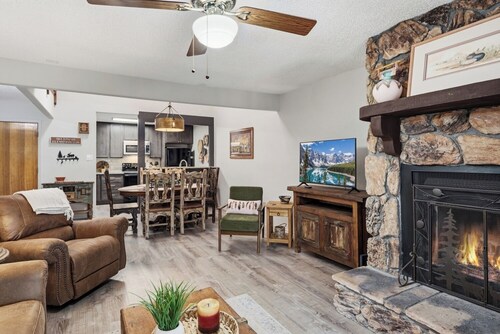 Labor Day Availability Family Retreat sleep 10,
Sierra Blanca Views & Game Room!
