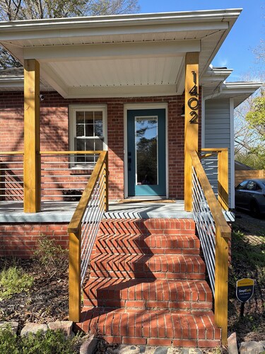 Charming 2-bedroom house in delightful Durham with AC near Duke University.