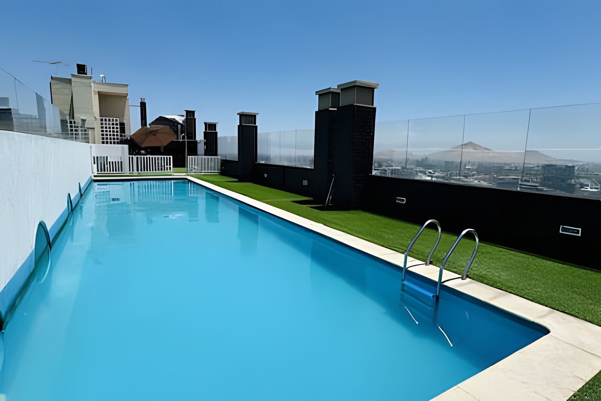 Apartamento familiar, 2 habitaciones, Aire acondicionado, vistas a la ciudad | Piscina | Una piscina al aire libre de temporada
