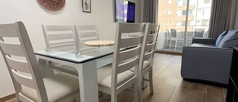 Family Apartment, 3 Bedrooms, Air conditioning, City View | Dining