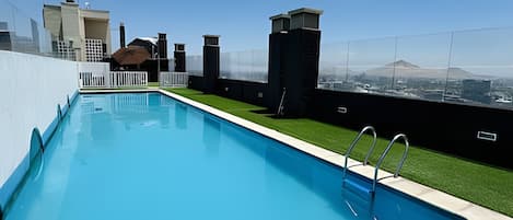 Departamento familiar, 2 habitaciones, aire acondicionado, vista a la ciudad | Alberca | Alberca al aire libre por temporada