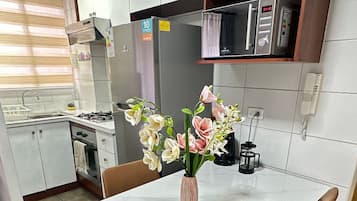 Apartamento família | Cozinha privada | Geladeira grande, micro-ondas, cooktop