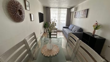 Familie appartement, 3 slaapkamers, airconditioning, uitzicht op de stad | Woonruimte | Een 42-inch flatscreentelevisie met digitale zenders