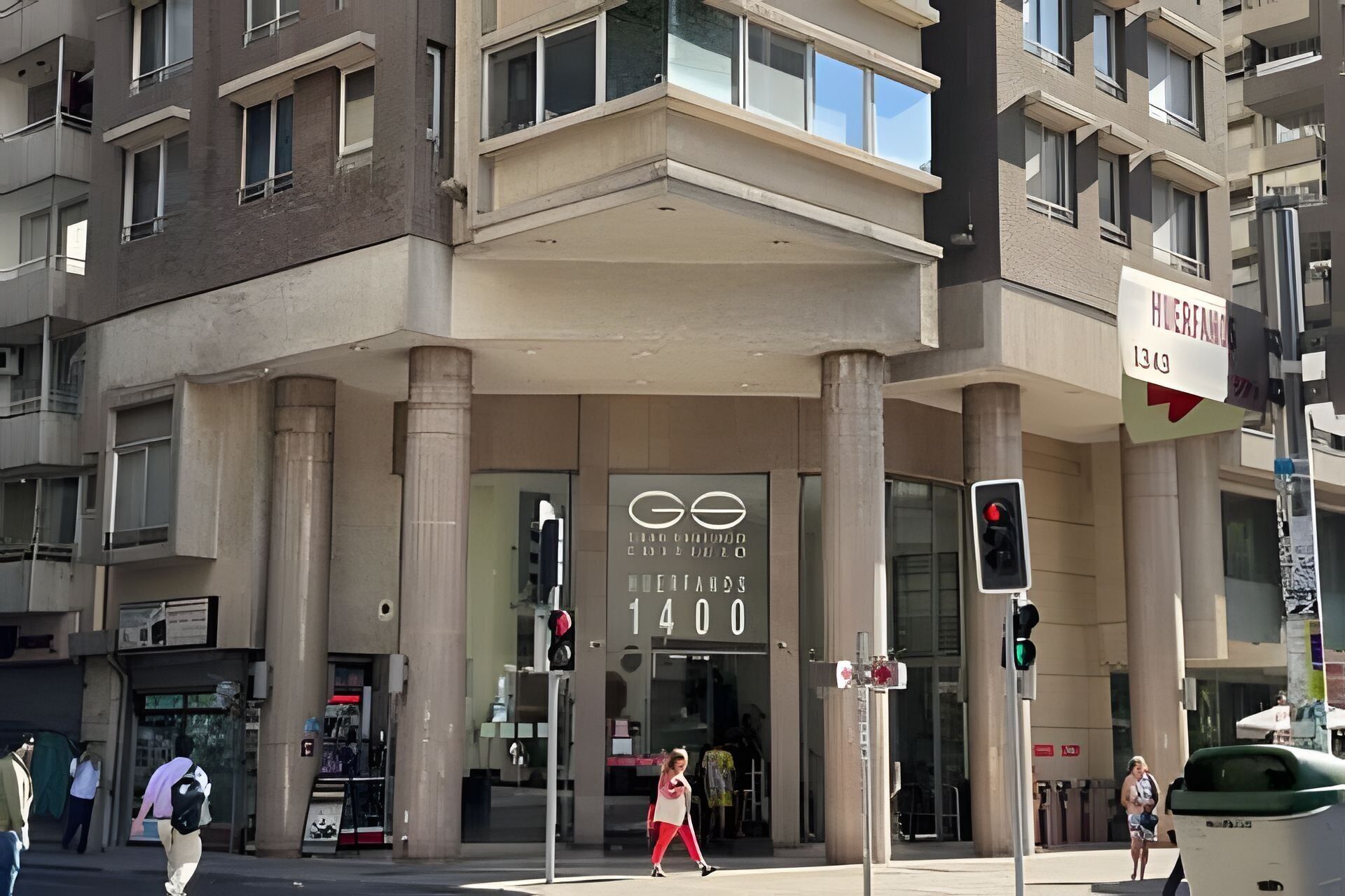 Un edificio con un gran letrero que dice 'GE' y la dirección '1400'.