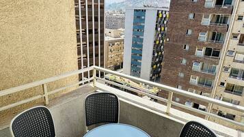 Familie appartement, 3 slaapkamers, airconditioning, uitzicht op de stad | Buiten dineren