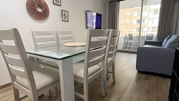 Family Apartment, 3 Bedrooms, Air conditioning, City View | Dining