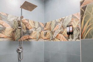 Regadera, secadora de cabello, shampoo 