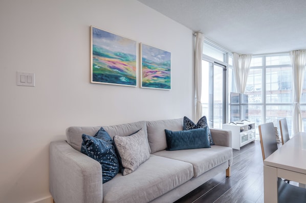 Business Suite, Balcony, City View | Living area