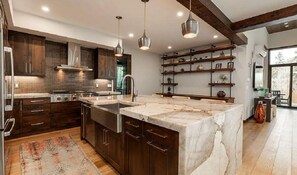 Private kitchen - Charming 5-bedroom house with AC in beautiful Vail (Vail)