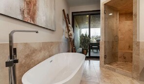 Hair dryer, towels, soap, toilet paper - Charming 5-bedroom house with AC in beautiful Vail (Vail)