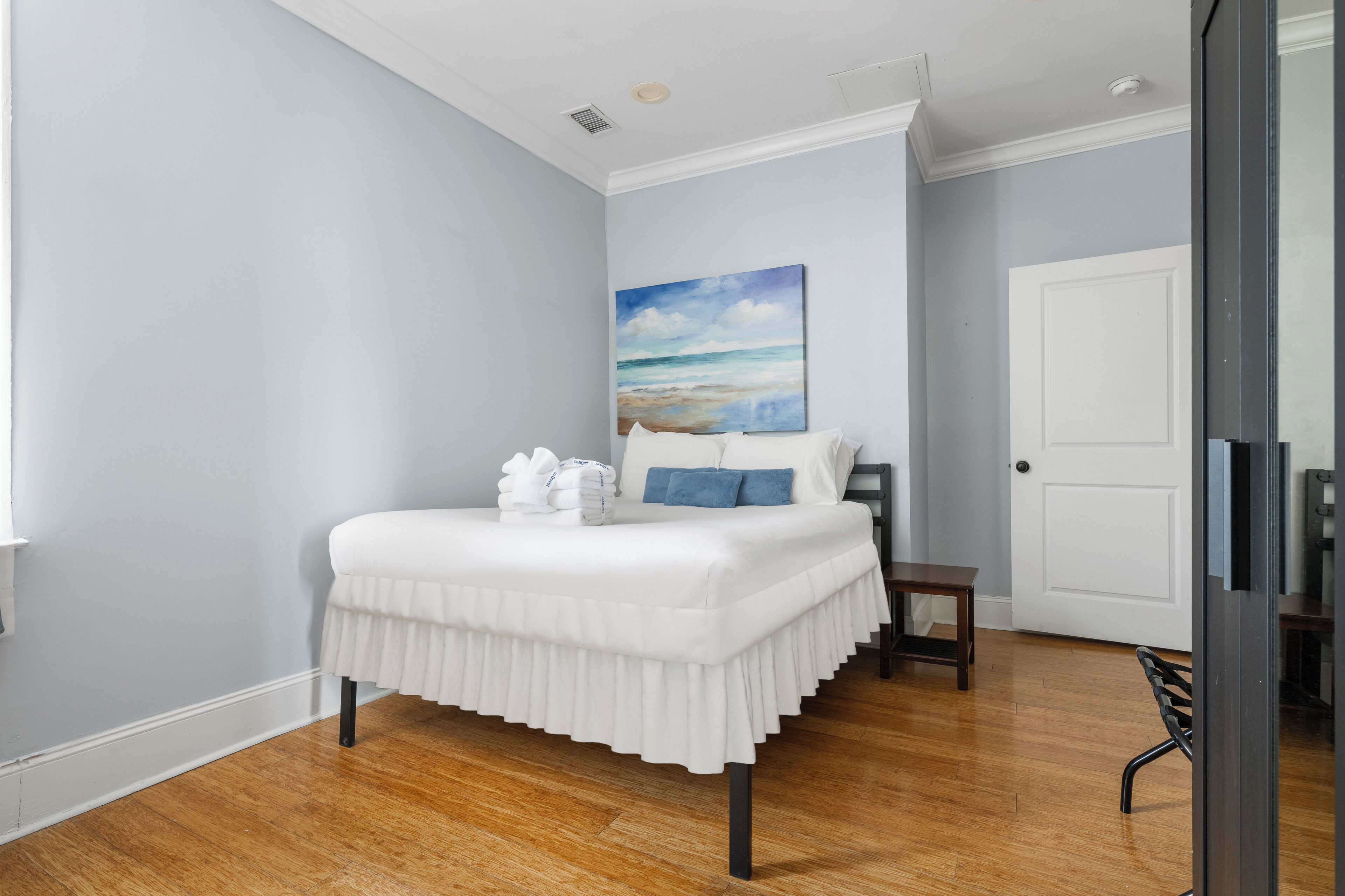 2 bedrooms, iron/ironing board, Internet
