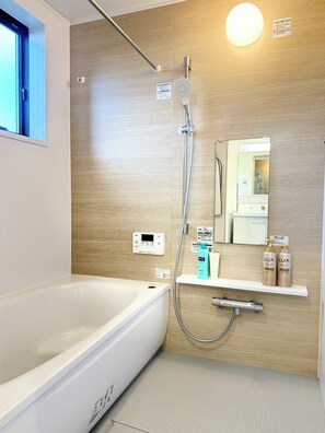 Douche, sèche-cheveux, bidet