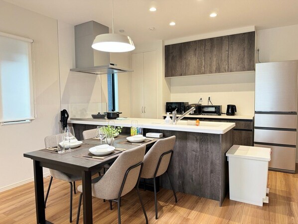 Fridge, microwave, dishwasher, cookware/dishes/utensils