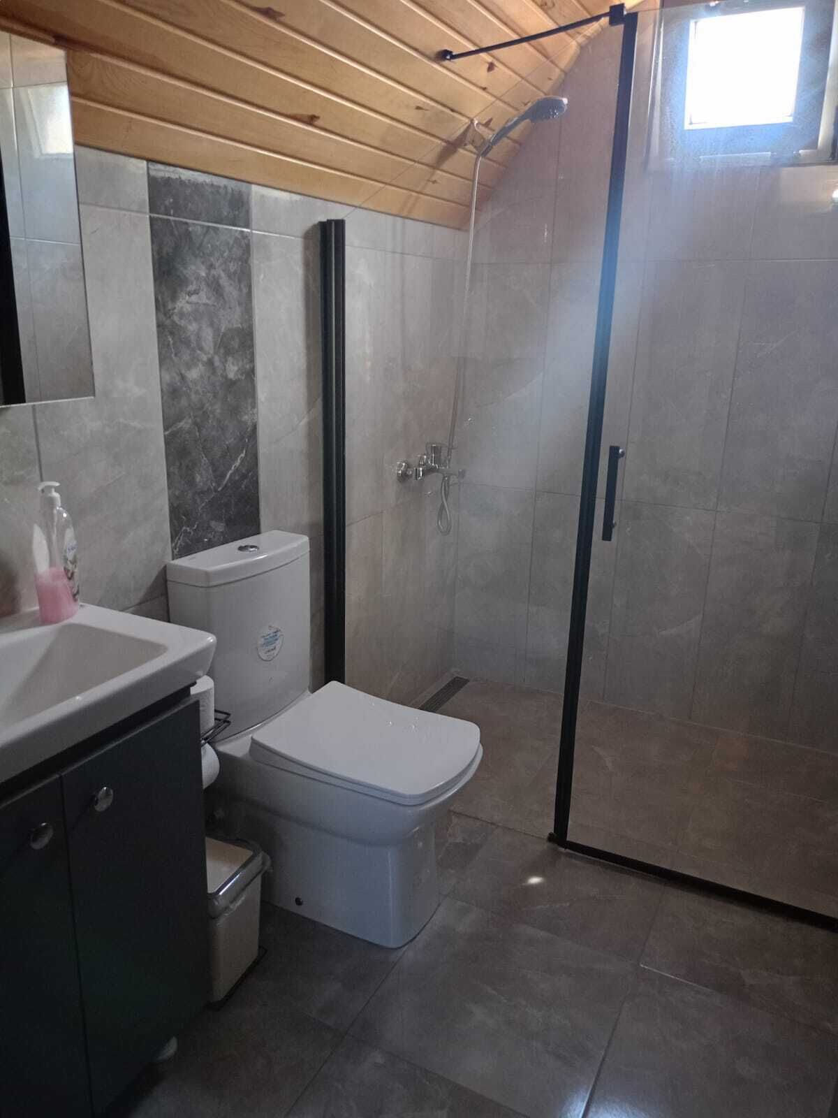 Ein Badezimmer mit Toilette, Waschbecken und Dusche.
