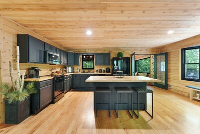 Spacious 7-bedroom cabin with AC in charming Stockbridge