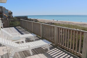 Property grounds - Oceanfront 4BR Retreat with Private Beach Access-Discounted for weeks of 6/7 & 6 (Emerald Isle)