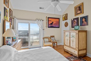 4 bedrooms, free WiFi, bed sheets - A Stroke of Genius – Oceanfront Luxury with Artistic Charm (Emerald Isle)