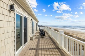 Terrace/patio - A Stroke of Genius – Oceanfront Luxury with Artistic Charm (Emerald Isle)