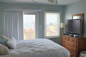 5 bedrooms, free WiFi, bed sheets - Tarheel West | Second-Row Beach Duplex | Decks, Patio & Grill | Sleeps Large Gro (Emerald Isle)