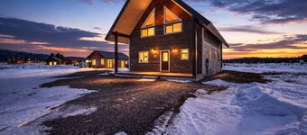 Timberline Reserve | 2 Homes, Sleeps 26, Hot Tub, BBQs, Game Room!