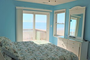 4 bedrooms, free WiFi, bed sheets - 4BR Coastal Retreat with Decks & Grill (Emerald Isle)