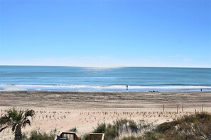 On the beach - 4BR Coastal Retreat with Decks & Grill (Emerald Isle)