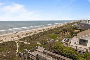 On the beach - 4 BD| 4.5 Bath| Luxury Oceanfront Escape-Discounted weeks for June & August (Emerald Isle)