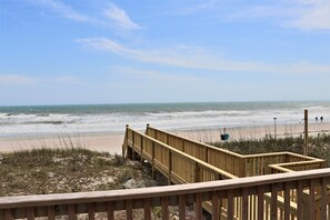 On the beach - 4BR Half-Duplex on Emerald Isle’s Oceanfront (Emerald Isle)