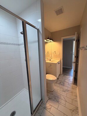 Towels - Oceanfront 6BR Half-Duplex – Pool, Beach & Dog-Friendly (Emerald Isle)