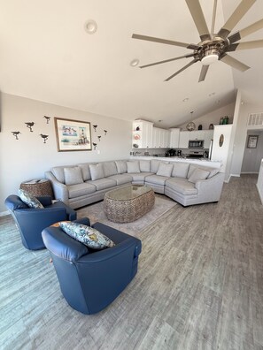 Living area - Oceanfront 6BR Half-Duplex – Pool, Beach & Dog-Friendly (Emerald Isle)