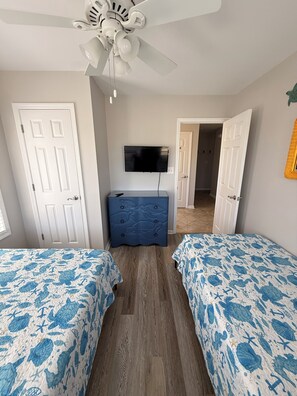 6 bedrooms, free WiFi, bed sheets - Oceanfront 6BR Half-Duplex – Pool, Beach & Dog-Friendly (Emerald Isle)