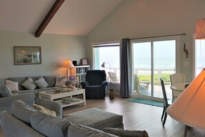 Books - Oceanfront 4BR-Decks, Dog-Friendly & Private Beach Walkway (Emerald Isle)
