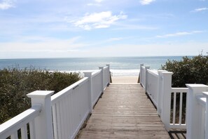 On the beach - Oceanfront 6BR with Decks, Dual Kitchens & Views (Emerald Isle)