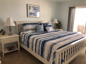6 bedrooms, free WiFi, bed sheets - Spacious Coastal Retreat with Pool & Beach Access (Emerald Isle)