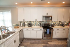 Fridge, microwave, oven, stovetop - Island Retreat, The Ultimate Emerald Isle Getaway! (Emerald Isle)
