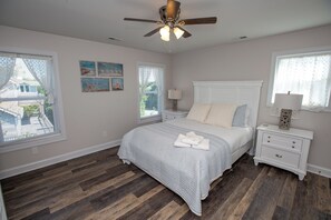 4 bedrooms, free WiFi, bed sheets - Island Retreat, The Ultimate Emerald Isle Getaway! (Emerald Isle)