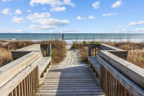 Beach - Easygoing Beach Retreat | Outdoor Dining & Dog Friendly | Sleeps Large Families (Emerald Isle)