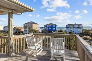 Property grounds - Easygoing Beach Retreat | Outdoor Dining & Dog Friendly | Sleeps Large Families (Emerald Isle)