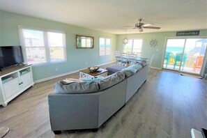 TV - Oceanviews galore from this 3BR, 2.5BA beach house (Emerald Isle)