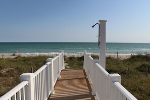 On the beach - Multi‑Level Beach Home w/ Decks & Walkway to Sand (Emerald Isle)