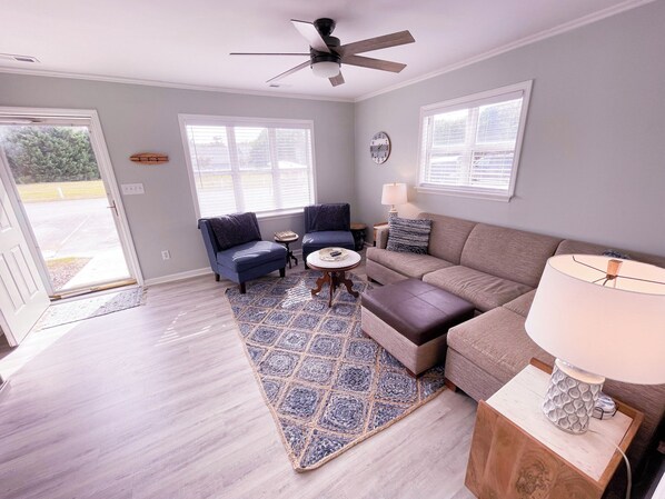 Smart TV - 3-bedroom, 2.5-bathroom townhome| Walk to beach (Emerald Isle)