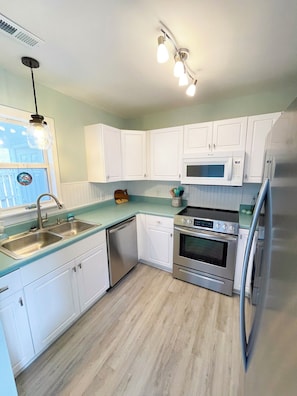 Fridge, microwave, oven, stovetop - 3-bedroom, 2.5-bathroom townhome| Walk to beach (Emerald Isle)
