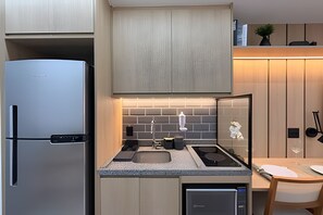Eine moderne Küche mit Einbaukühlschrank, Geschirrspüler und einer Arbeitsplatte mit Spüle.