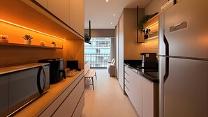 Et moderne køkken med en lang bordplade, indbyggede apparater og udsigt ud
